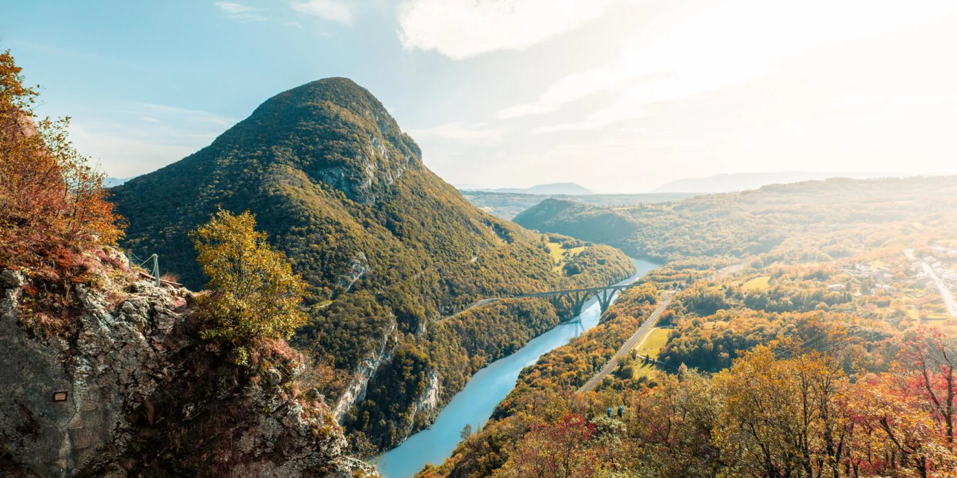 Le défilé du Rhône au pied de la montagne du Vuache
